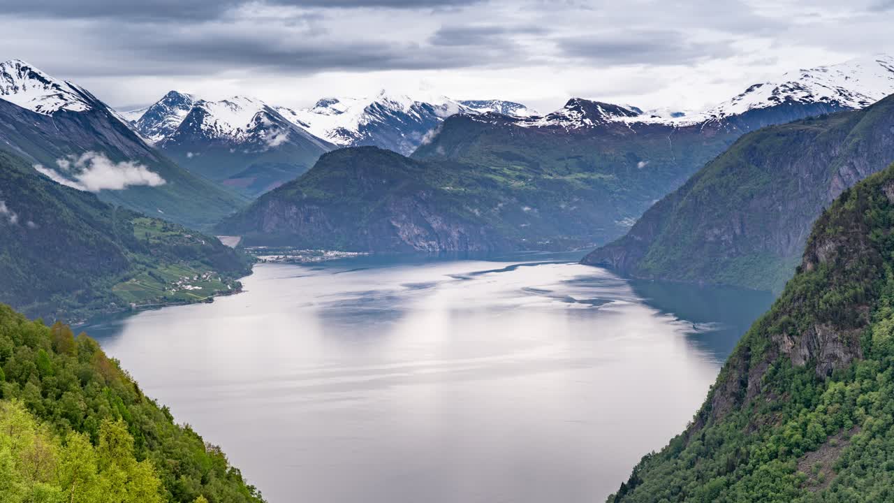 vista impresionante y tranquila de un lago rodeado de montañas en el valle de valldalen, noruega