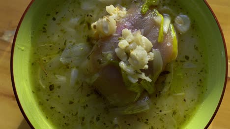 delicioso plato de caldo de pata de vaca preparado en las tierras altas del ecuador, servido en un cuenco