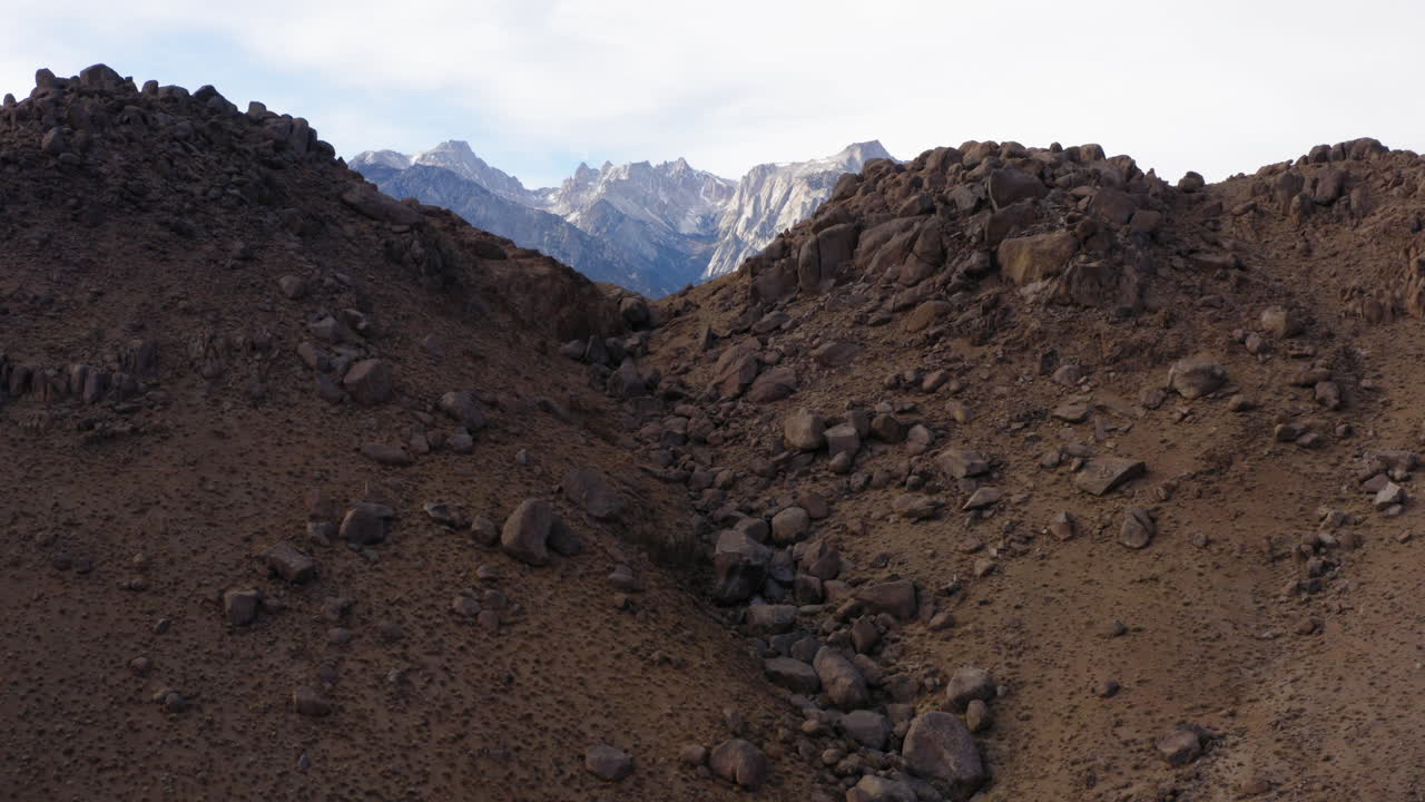aéreo sobre una ladera rocosa con vistas épicas a las montañas de la sierra oriental
