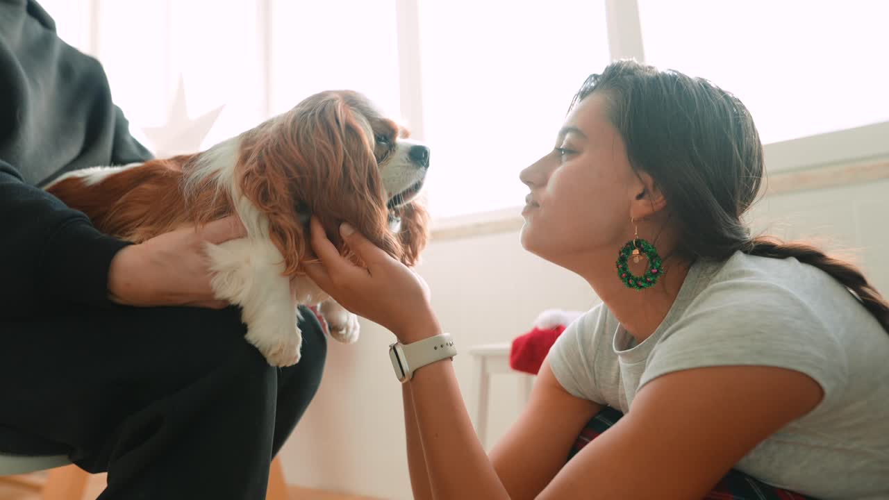 개 를 들고 있는 여자