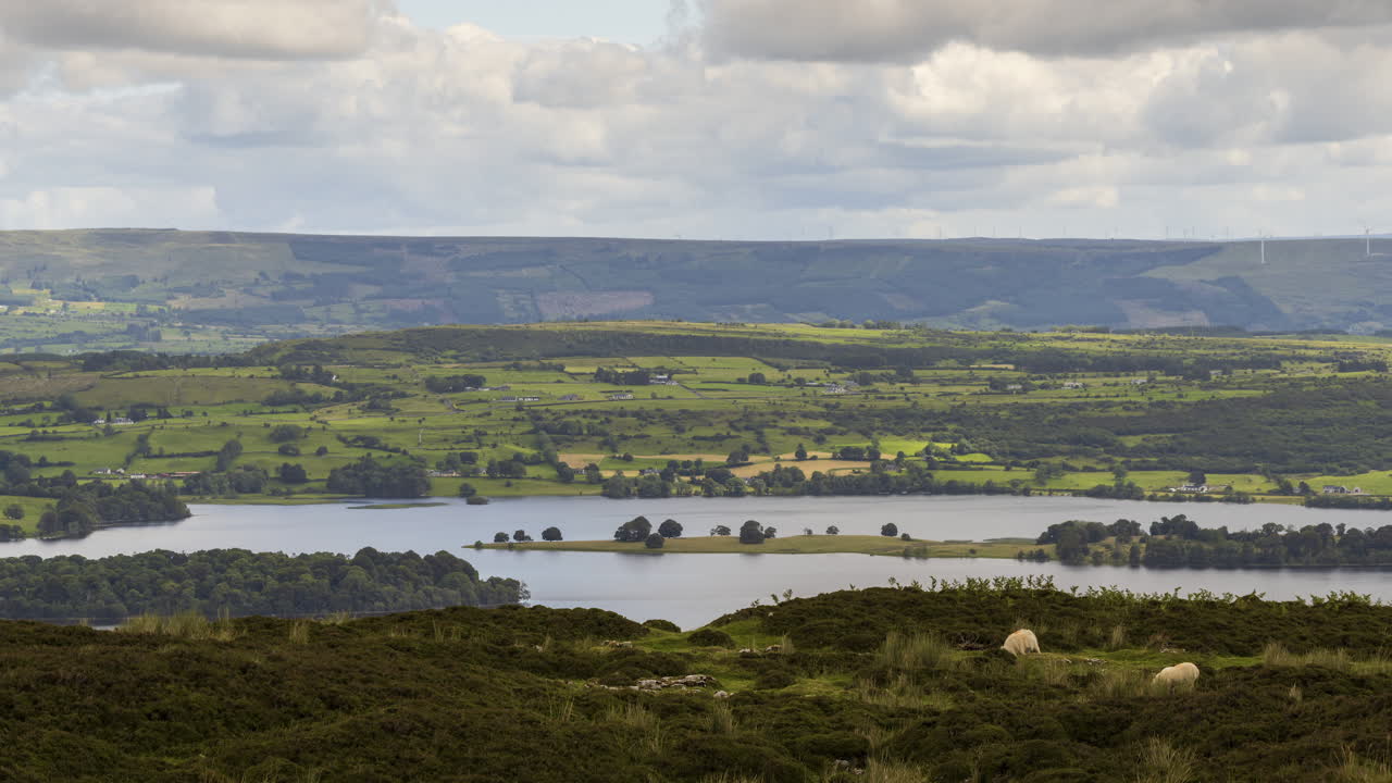 lapso de tiempo del paisaje natural agrícola rural durante el día en irlanda