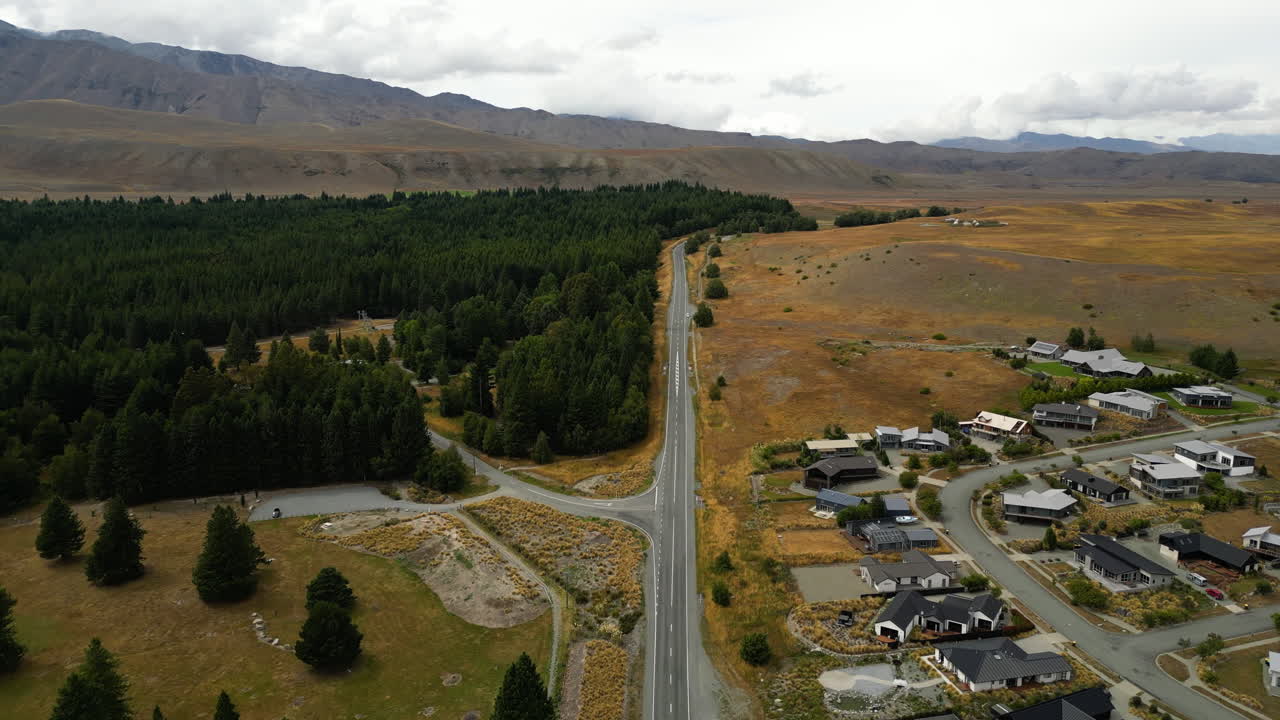 camino rural que atraviesa un pequeño pueblo de nueva zelanda, vista aérea de drones