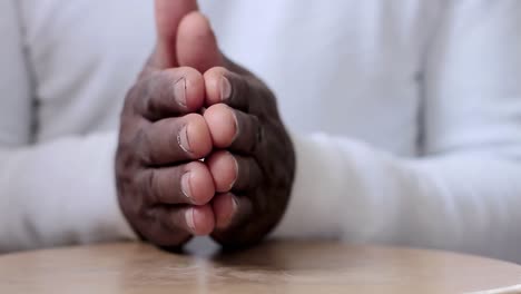 hombre rezando a dios con las manos juntas hombre caribeño rezando con fondo blanco metrajes