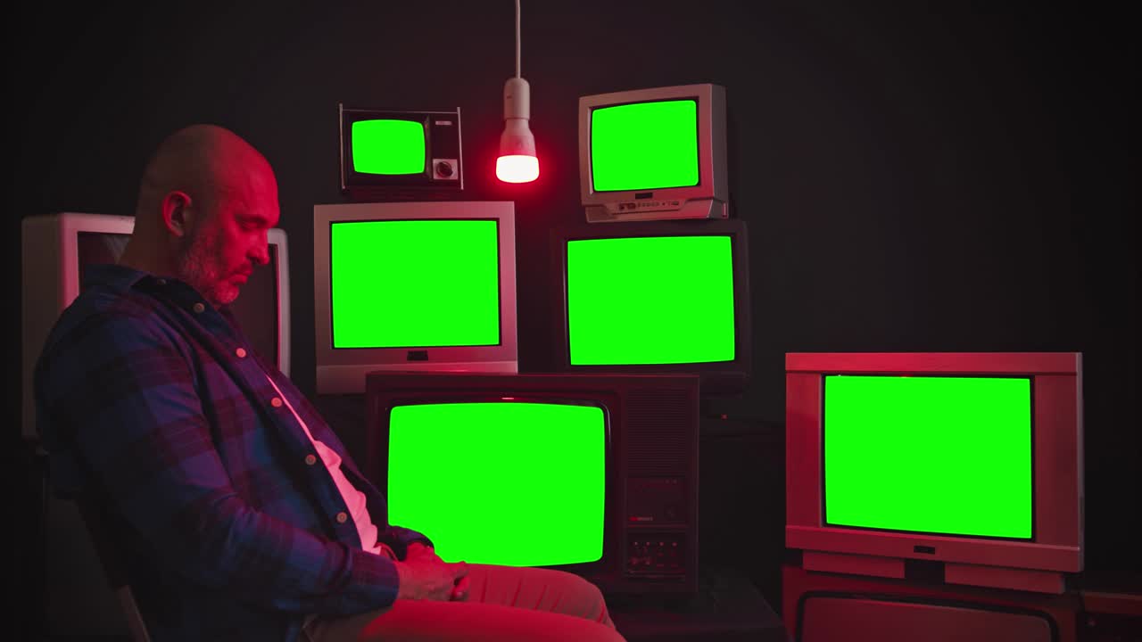 레트로 빈티지 tv는 녹색 스크린을 켜고 있습니다.