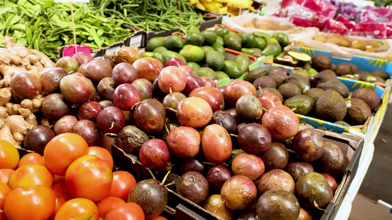 Mano che seleziona frutta a una bancarella del mercato