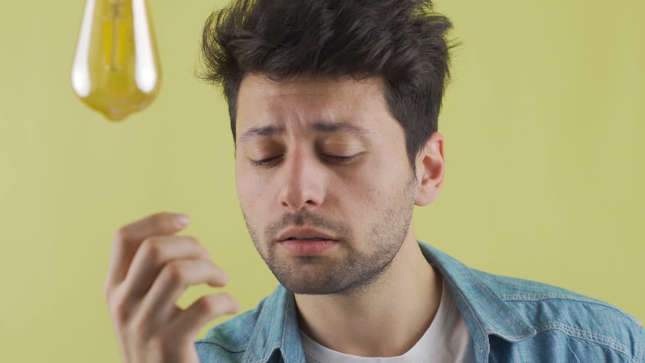 eureka. el hombre que busca una nueva idea está molesto y no puede encontrarla.