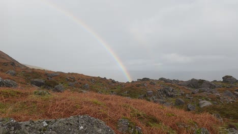 Arco-Iris-De-Montaña-En-Una-Ducha-De-Lluvia-En-Las-Montañas-Comeragh-Waterford-Irlanda-En-Un-Lluvioso-Día-De-Invierno