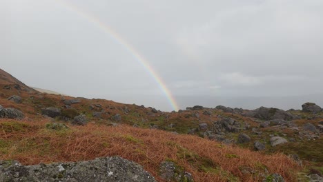 arco iris de montaña en una lluvia en las montañas de comeragh waterford irlanda en un día de invierno lluvioso