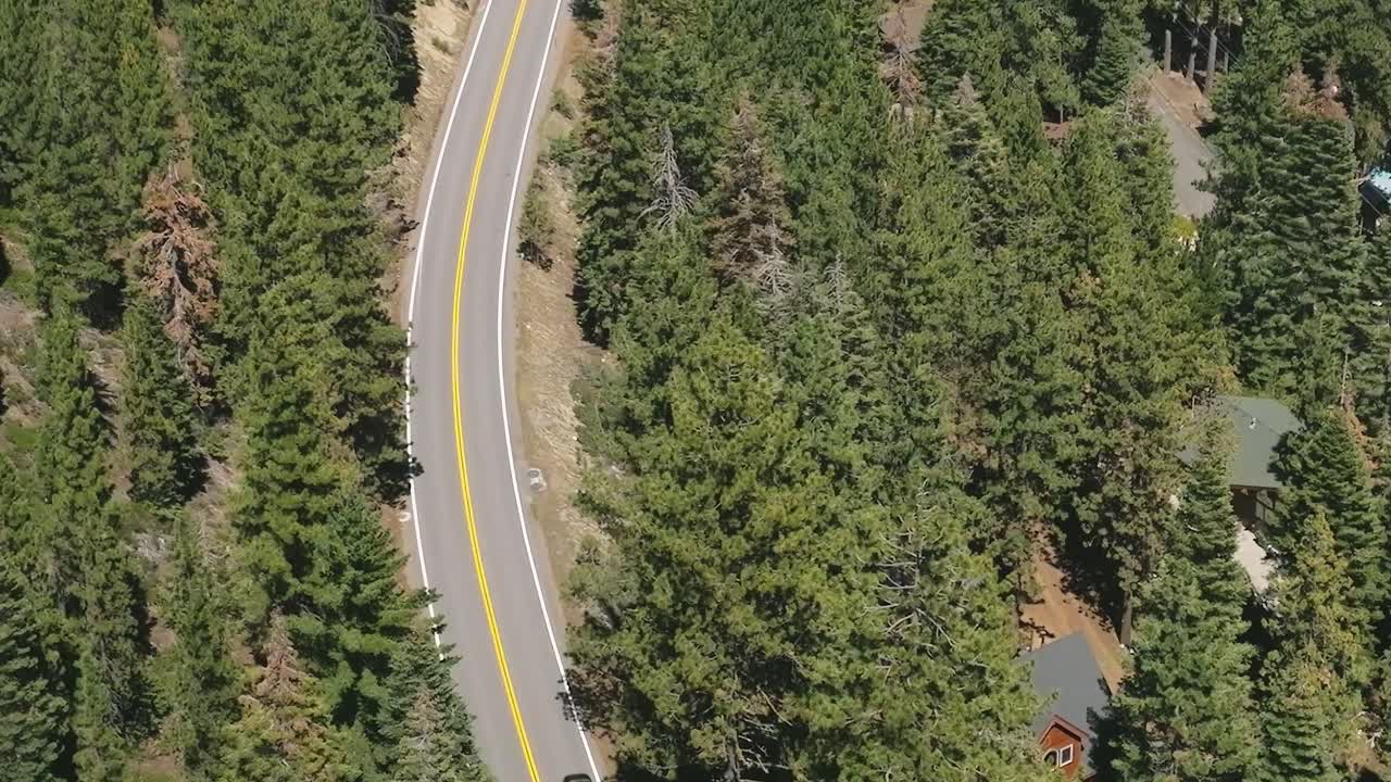 Lake Tahoe bölgesinde dolambaçlı yolda manzaralı sürüş