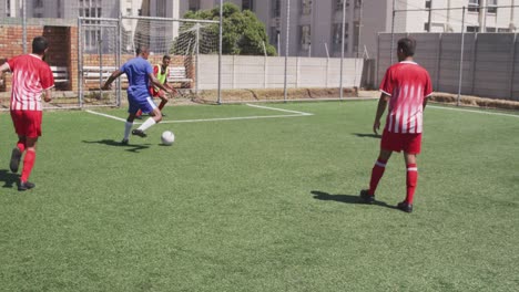 Fußballspieler,-Die-Auf-Dem-Spielfeld-Spielen