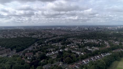 Empuje-Aéreo-Hacia-La-Ciudad-De-Leeds-Por-Encima-De-Las-Zonas-Residenciales