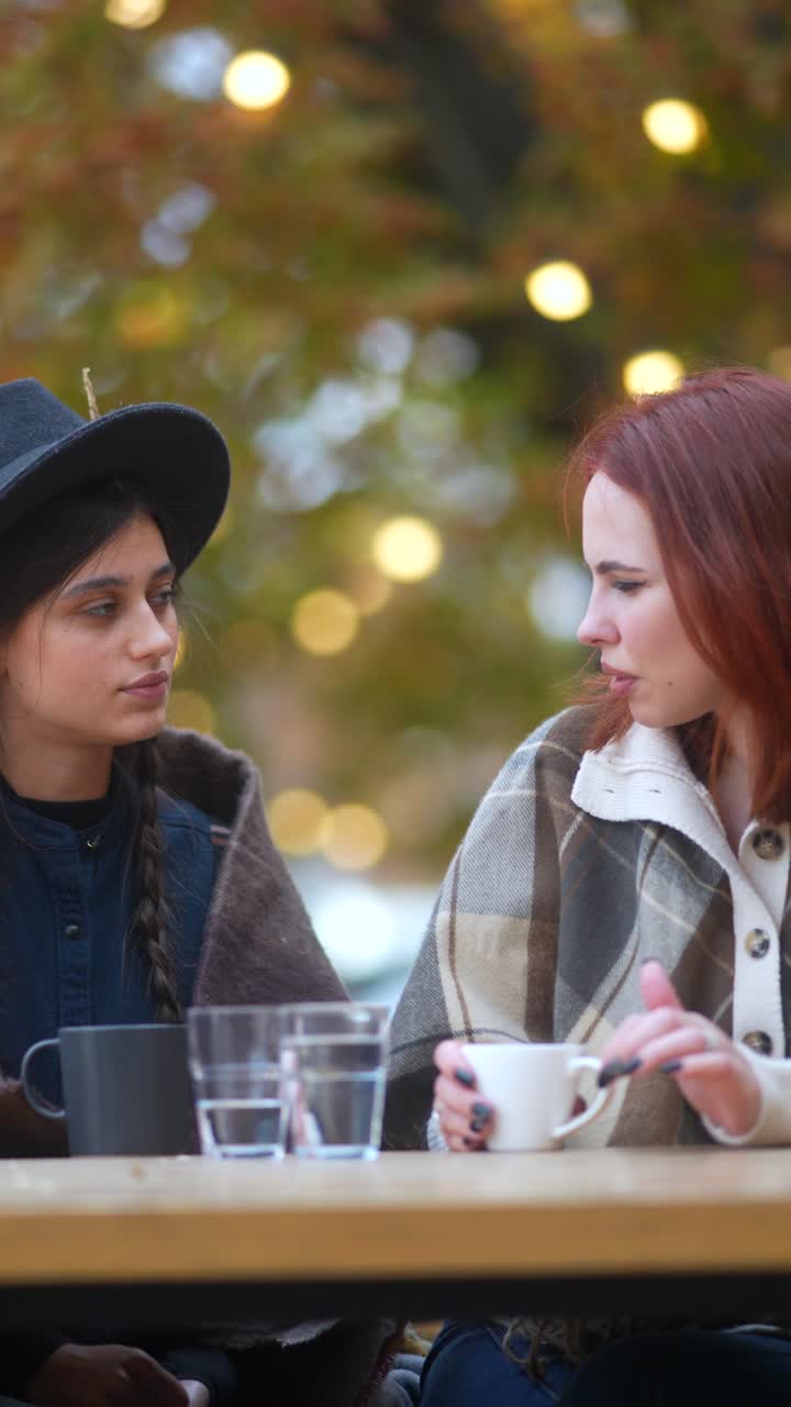 dos mujeres disfrutando de café al aire libre
