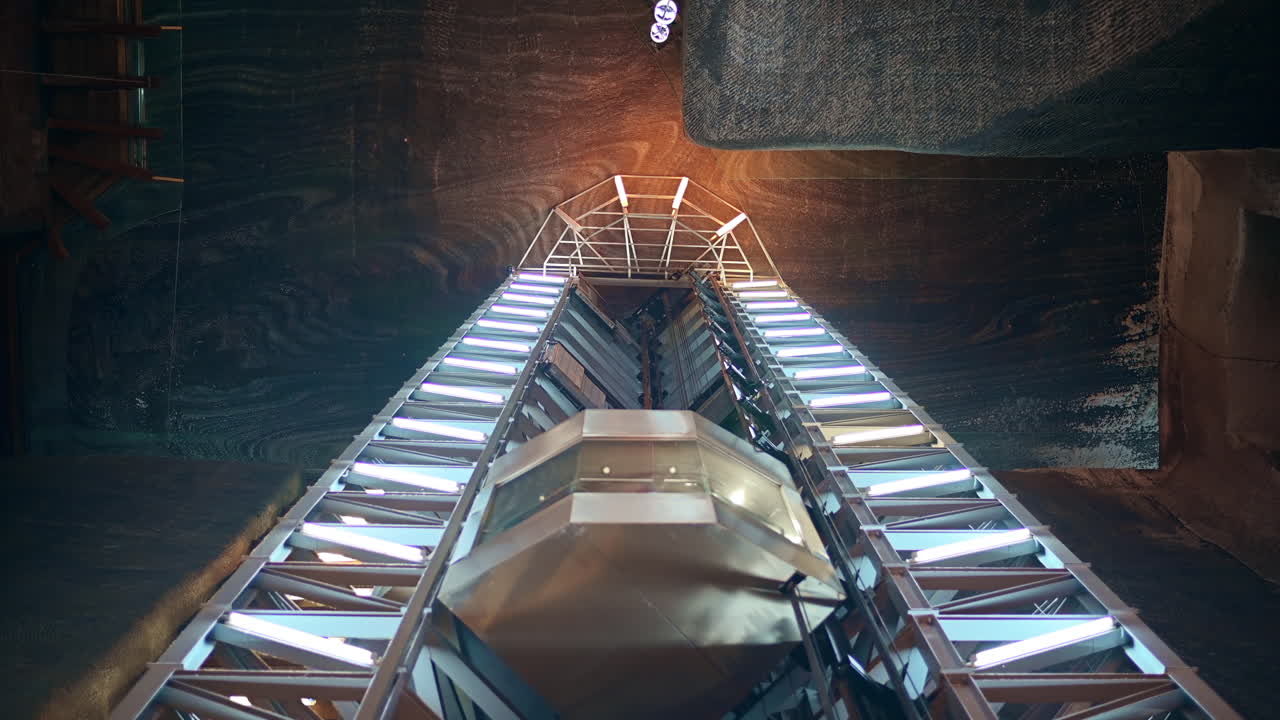 Miniere di sale Salina Turda in Romania. Ascensore con persone