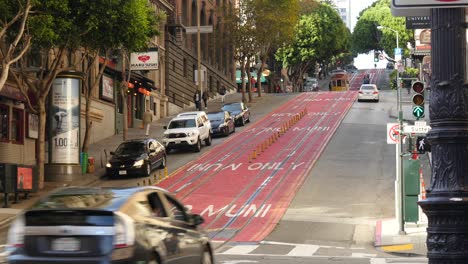 Traffic-Moving-Down-Powell-Street-San-Francisco