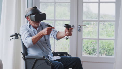 hombre discapacitado en silla de ruedas en casa con auriculares de realidad virtual sosteniendo controladores de juegos