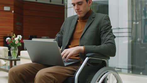 Porträt-Eines-Jungen-Geschäftsmannes-Im-Rollstuhl-Mit-Laptop