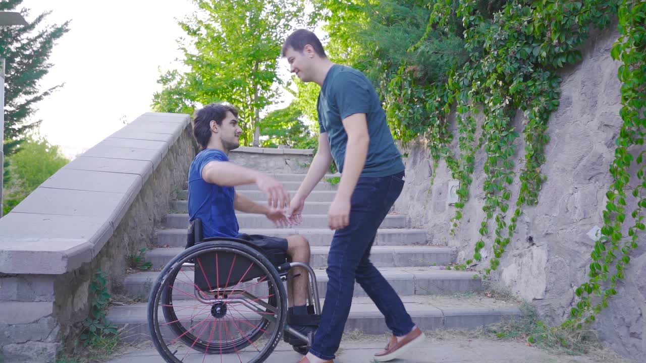 abrazo. el amigo que abraza al joven con una discapacidad física.