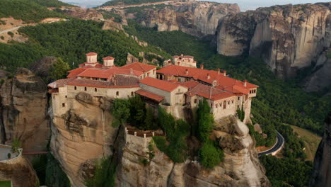 Vista-Panorámica-Del-Histórico-Monasterio-De-Varlaam-Con-Paisajes-De-Formación-Rocosa-En-Meteora,-Grecia