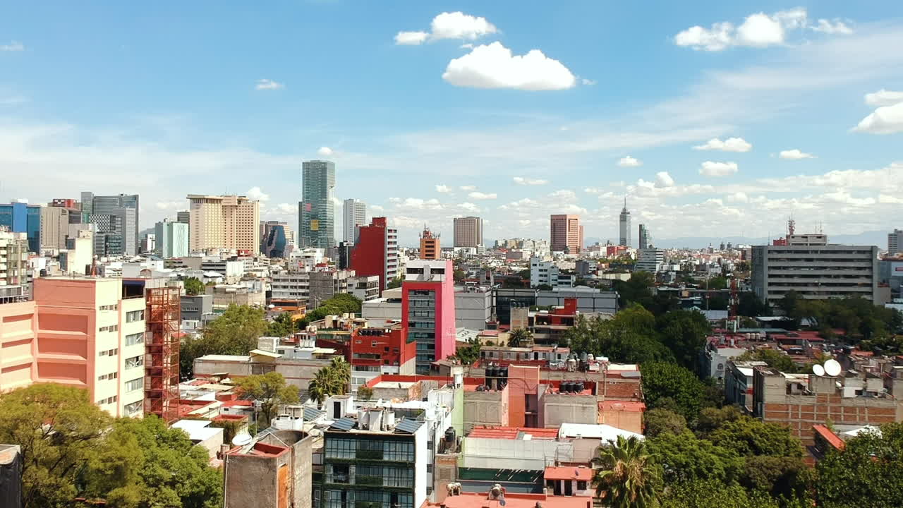 Colonia Juarez'den tarihi merkeze doğru Meksiko şehir merkezinin silüetinin havadan panoramik görünümü.
