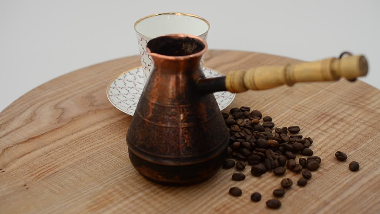 Roterende kaffe, kaffekopp og kaffebønner. Fotografert i bevegelse.