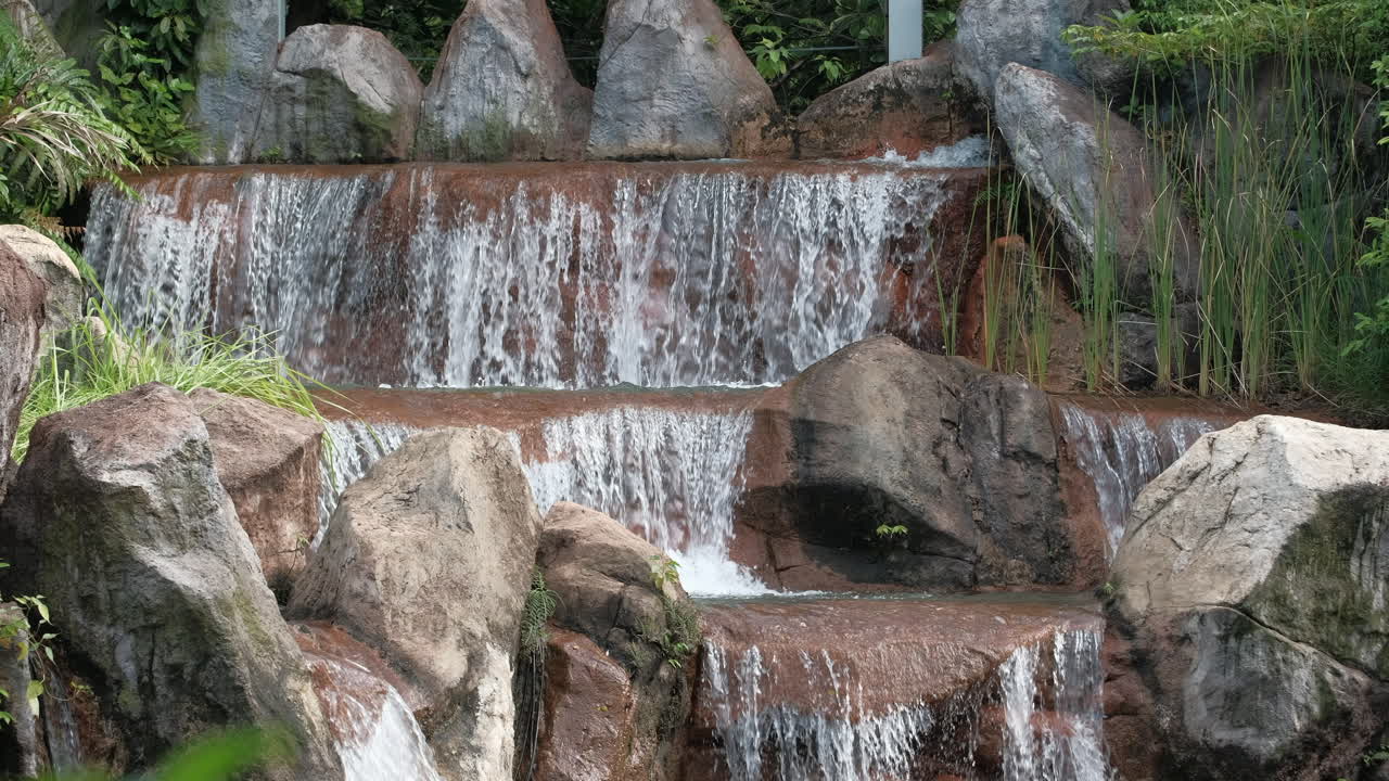 바위 위 를 가로질러 떨어지는 폭포