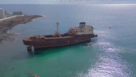 Glatte-Luftaufnahme-Flug-Erdöltanker-Fabrik-Schiffswrack-Am-Strand-Sandbank-Lanzarote-Kanarische-Inseln,-Sonniger-Tag-Spanien-2023