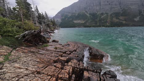 Stürmisches-Wetter-Am-Fuße-Des-St.-Mary-Lake-Im-Glacier-National-Park,-Montana