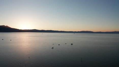 Tiro-Aéreo-Ascendente-De-Barcos-En-El-Lago-Tahoe-Al-Atardecer