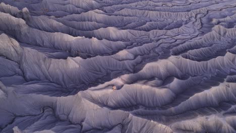 texturado púrpura terreno del desierto de utah al anochecer, vista aérea