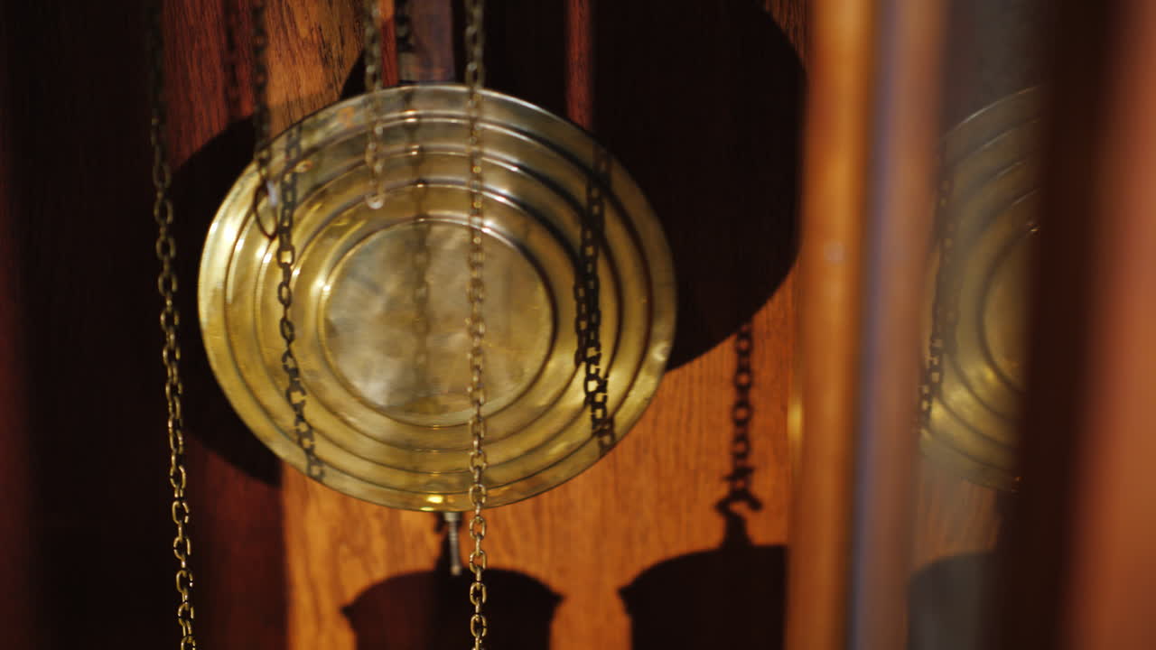 진자는 골동품 바닥 시계 4k 비디오의 메커니즘 요소입니다.