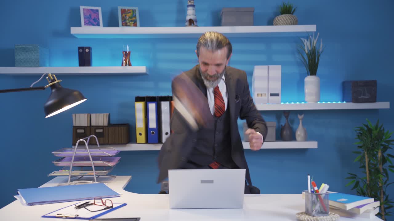 İyi habere sevinen olgun iş adamı çok sevinçli ve mutlu.