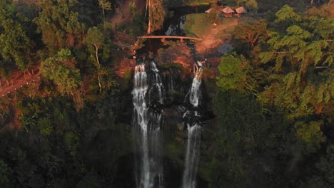 Der-Tad-Gneuang-Wasserfall-Bei-Loas-Bei-Sonnenuntergang,-Luftaufnahme