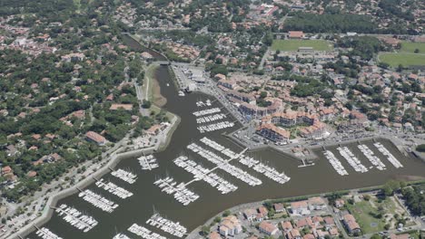 Drohnenaufnahmen-Der-Französischen-Hafenstadt-Capbreton-In-Der-Region-Aquitanien-Im-Süden-Frankreichs