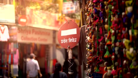 no entre en el cartel rojo en la calle thamel 4k