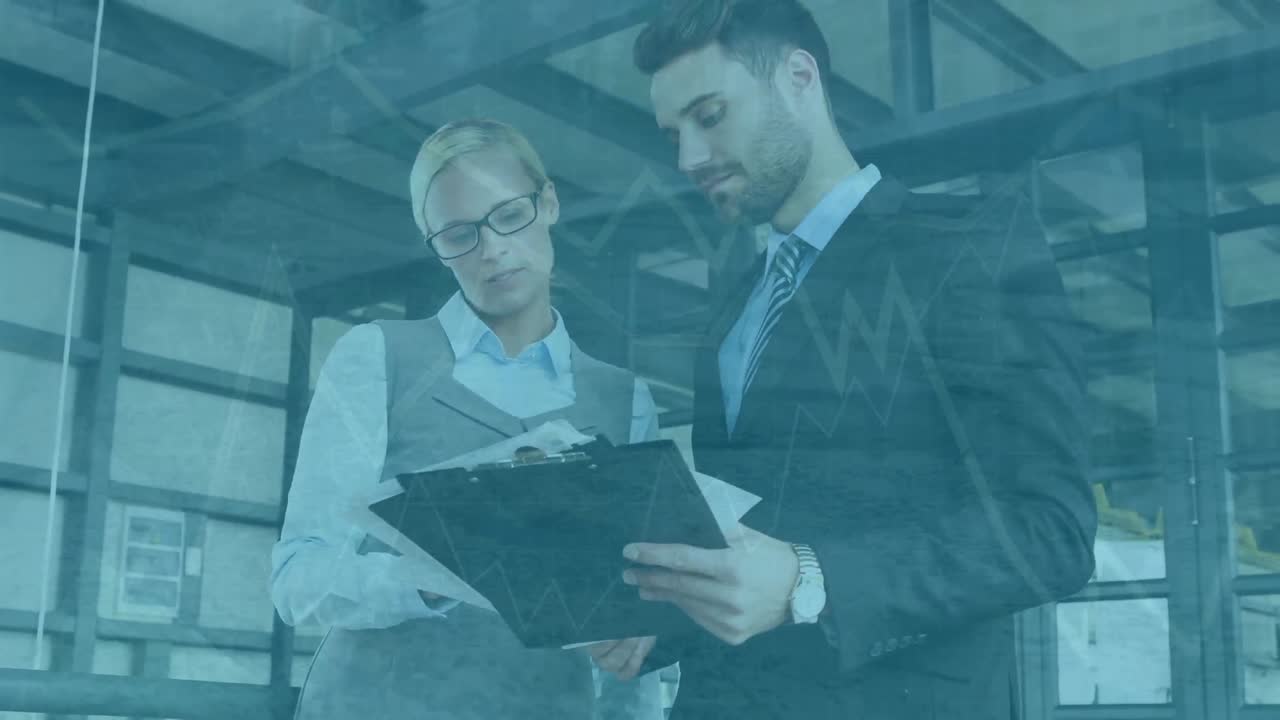 анимация обработки данных над различными бизнесменами и бизнесменками, обсуждающими документы.