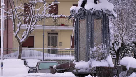 Blick-Auf-Einen-Wasserbrunnen-In-Guardiagrele-Im-Winter-Mit-Schnee,-Abruzzen,-Italien