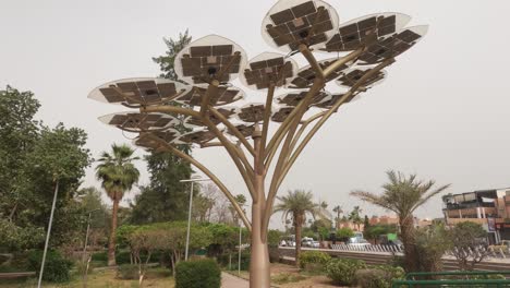 Nach-Oben-Schwenkender-Blick-Auf-Einen-Einzigartigen-Solarpanel-Baum-In-Marrakesch,-Marokko