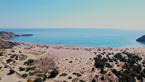 vista aérea de una playa serena con aguas claras y sillas de sol