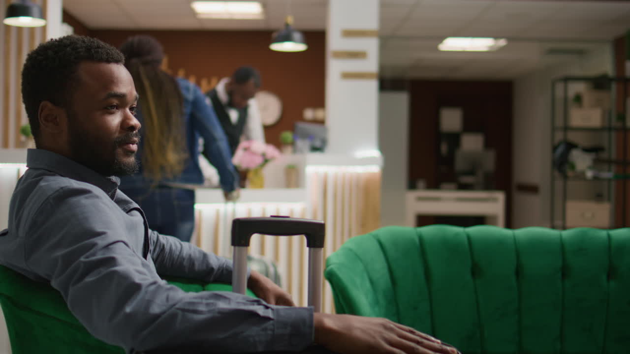 un turista afroamericano que espera