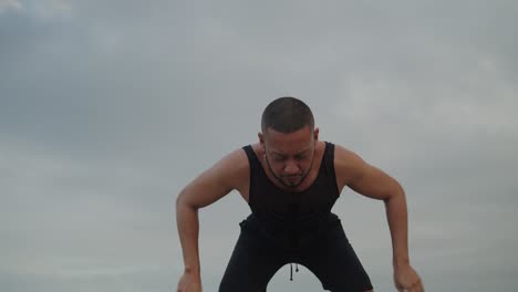 hombre estirándose al aire libre
