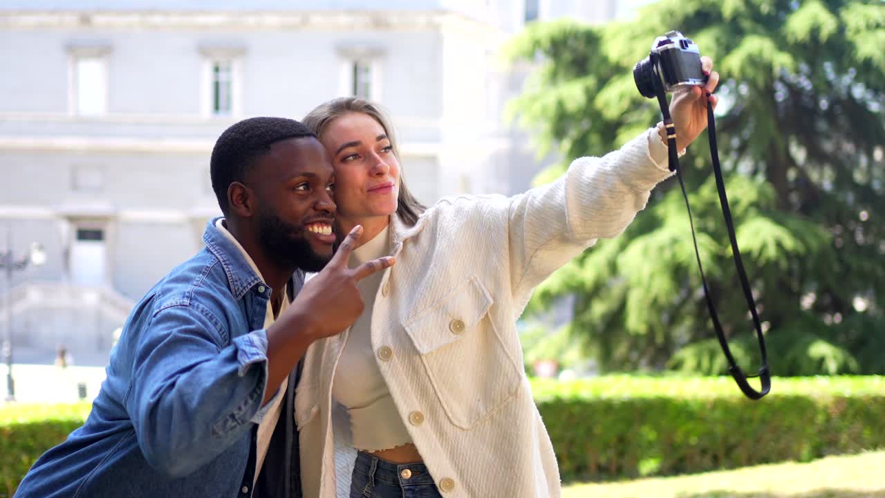 Pareja disfrutando de sus viajes