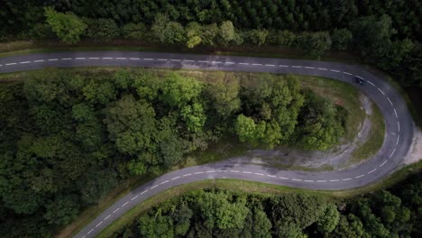 Oldtimer-Fährt-Durch-Eine-Enge-Waldkurve-–-Luftaufnahme-Von-Oben