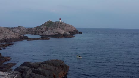 Dronefootage-De-Un-Pescador-Por-El-Faro-De-Lindesnes-1