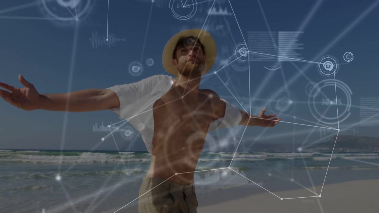Hombre girando, paseando por la playa mientras la luz del sol activa una interfaz HUD tecnológica que muestra datos de movimiento en una camisa fluida.