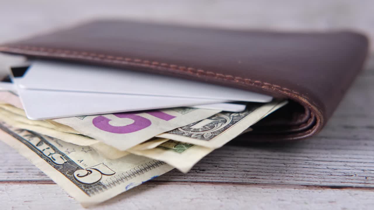 Portafoglio con denaro e carte di credito