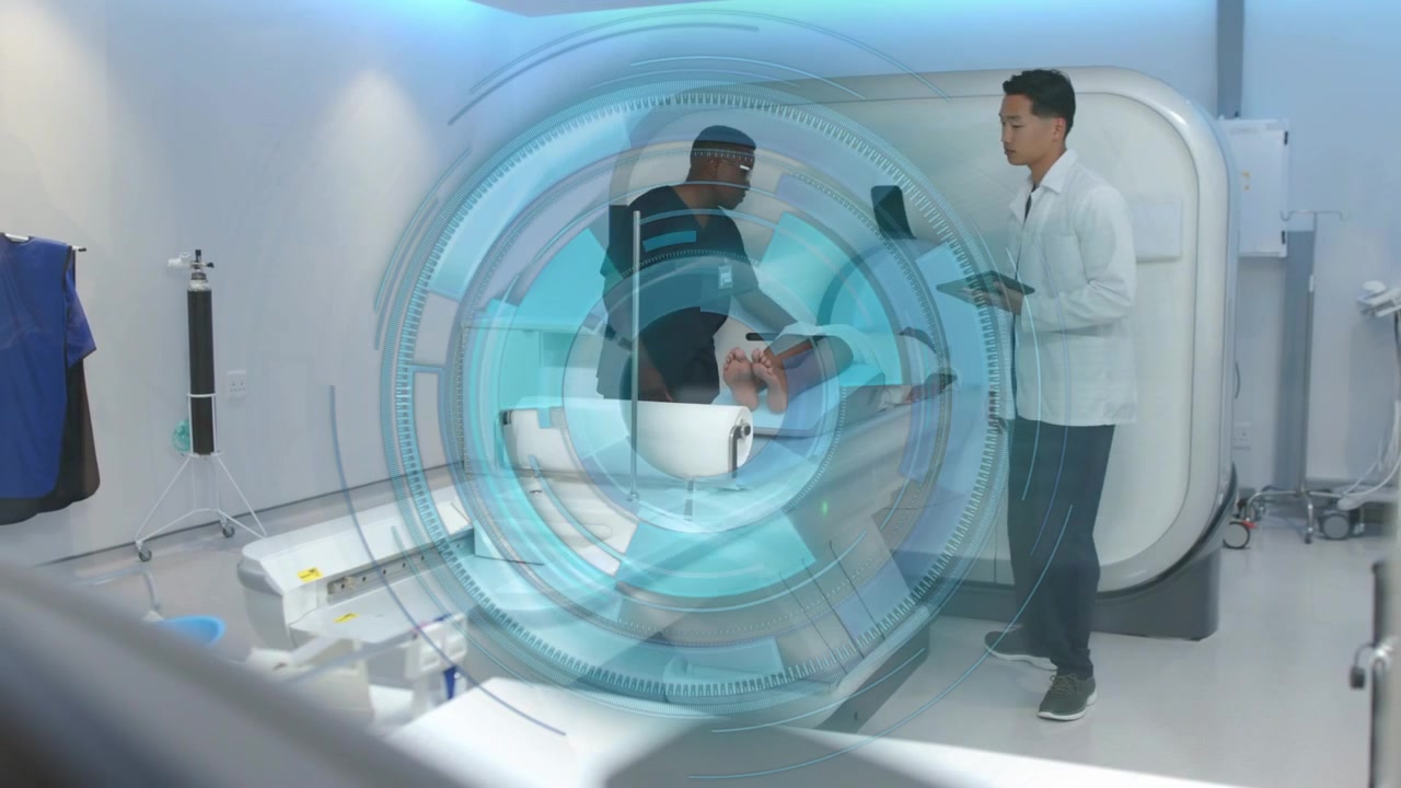 Tecnico che sistema il paziente mentre il medico usa il tablet, sovrapposizione blu che avvia l'allineamento del tavolo per una scansione medica