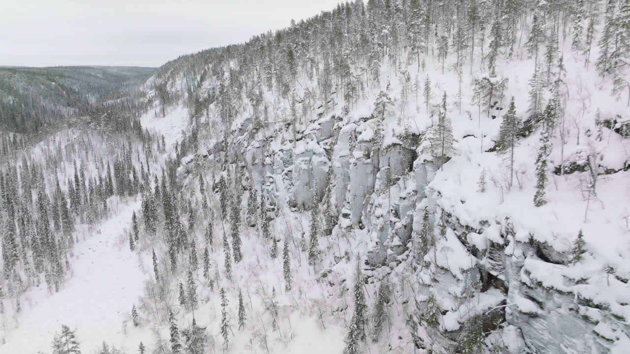 vista al lado del cañón de korouoma con pinos y cascadas congeladas en laponia, finlandia - antena
