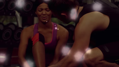 animación de puntos de luz sobre diversas personas haciendo ejercicio en el gimnasio