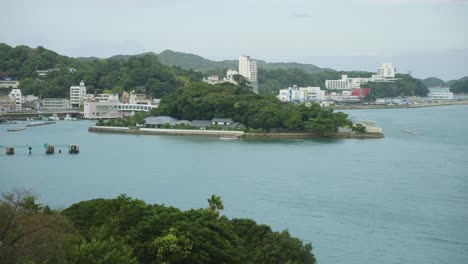 la isla de las perlas de mikimoto se revela en la bahía de toba, prefectura de mie, japón