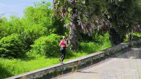 mujer corriendo en un parque